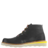 Botas de cuero negro de caña media, con cordones en tono naranja y suela de goma dentada con detalle de franja amarilla.