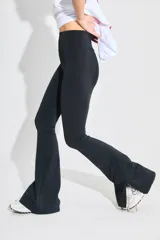 Calza negra de lycra gruesa, tiro alto, corte oxford con tajo en los laterales externos y cintura ancha.