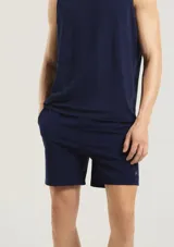 Short deportivo verde militar de secado rápido, con cintura elástica y bolsillos laterales.