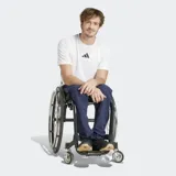 Remera de entrenamiento Adidas de manga corta, color blanco, con logo de las 3 rayas en negro en el pecho. Diseñada con corte clásico, cuello redondo y espalda de malla para mejorar la ventilación. Confeccionada con tejido AEROREADY que absorbe la humedad.