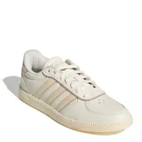 Championes urbanos Adidas modelo Breaknet Sleek, color crema con detalles en beige. Presentan las icónicas tres tiras laterales, cierre con cordones y suela de goma con textura.
