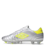 Championes de fútbol 11 Umbro modelo Touch FG, color negro con detalles en rojo vibrante. Presentan un diseño con costuras reforzadas en la puntera, cordones rojos y suela con tapones para césped natural.