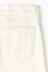 Jean de cinco bolsillos en denim de algodón rígido, con pierna recta y corte estándar de cintura clásica.