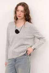 Sweater de punto gris claro melange, con escote en V y mangas largas de corte recto.