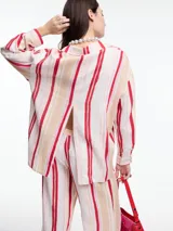 Camisa de lino y viscosa a rayas verticales color beige, azul y ocre, con cuello clásico y cierre frontal con botones.