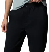 Pantalón Columbia Cedar Crest Pant Omni-Shade negro de corte recto, con cintura elástica y tecnología que repele la humedad y protege del sol.