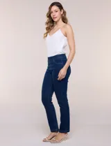 Jegging de denim azul oscuro con tiro medio-alto, cintura elástica ancha y pierna sutilmente entallada con terminación bootcut. Cuenta con bolsillos delanteros simulados y bolsillos aplicados en la parte trasera.