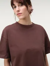 Remera de manga corta color marrón, de corte boxy y ajuste holgado, con cuello redondo acabado en rib.
