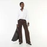 Pantalón de twill marrón con diseño de tiro cruzado y cierre asimétrico de doble botón, corte recto y holgado.
