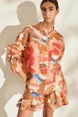Camisa de lino italiano color crudo con estampado artístico de paisajes, cuello mao, manga larga, cierre frontal de botones y un bolsillo en el pecho.
