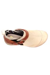 Botín de cuero celeste con elásticos laterales y hebilla decorativa. Suela de goma color caramelo con cámara de aire visible.