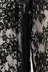Vestido largo ZARA Woman Collection de encaje negro, con escote en V, manga larga y silueta recta con cierre lateral.