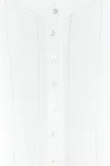 Chaqueta de punto blanco con diseño pointelle, cuello redondo, manga larga y cierre frontal con botones.