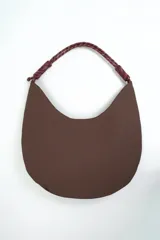 Cartera tipo hobo color marrón con asa de hombro confeccionada en cuerda trenzada en tonos bordó y gris.