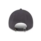 Gorro estilo dad hat New Era, color gris oscuro, con visera curva y ajuste trasero. Presenta el logo de los Pittsburgh Pirates bordado en amarillo con borde negro.