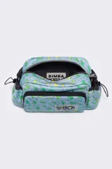 Bolso bandolera de nylon con estampado floral en tonos celeste, verde y amarillo. Tiene asa bandolera ajustable con logo de la marca, cierre de cremallera, bolsillo interior plano y logo en el exterior.