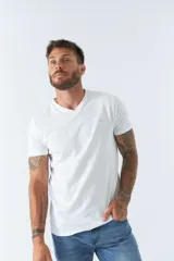 Remera básica de hombre con escote en V y manga corta. Presenta un diseño liso con logo bordado en el pecho.