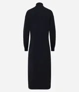 Vestido de punto negro, de manga larga y cuello alto, con corte recto y largo midi.