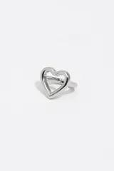 Pañuelo tipo twilly diseñado como charm para bolso, con estampado floral e ikat en tonos azul, verde, amarillo y naranja sobre fondo blanco. Incluye un anillo metálico plateado en forma de corazón que sujeta el pañuelo.