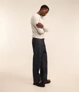 Suéter masculino de cuello redondo y manga larga, confeccionado en malla de viscosa y poliamida con textura de cuadros grid.