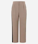 Pantalón de vestir de corte recto color beige, de cintura alta, con trabillas, cierre tradicional, pliegues y contraste lateral negro.