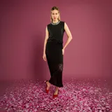 Falda larga de encaje negro con diseño de tubo y corte midi, confeccionada con una capa exterior de encaje floral y forro interior.