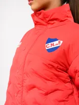 Campera puffer corta de Umbro para el Club Nacional de Football, color azul marino con diseño termosellado. Cuenta con cuello alto, cierre frontal con botones a presión, bolsillos laterales y logo de la marca junto al escudo del club en el pecho.