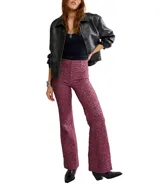 Pantalón de jacquard color bordó con estampado floral, talle alto y corte de pierna ancha tipo flare.