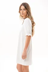 Vestido corto blanco de corte evasé, con escote cuadrado y mangas cortas abullonadas.