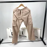 Pantalón cargo de nylon color tostado, corte baggy, con cintura elástica ajustable con cordón y bolsillos laterales con solapa.