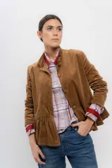 Chaqueta color camel de velvetine con spandex, cuello mao, corte a la cintura con volantes y cierre frontal con botones.