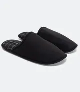 Pantuflas tipo chinela color negro, con forro interno a cuadros.