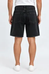 Bermuda de jean gris oscuro, de calce medio, corte ancho y diseño clásico con bolsillos.