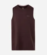 Musculosa deportiva marrón con cuello redondo, confeccionada con tecnología Dry y tejido de modal, poliéster y elastano. Presenta una pequeña estampa minimalista en el pecho.