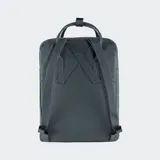 Mochila Fjallraven modelo Kanken Classic, color negro, con compartimento principal con cierre, bolsillo frontal con cierre, asas superiores con broche y correas ajustables para los hombros. Incluye el parche redondo característico de la marca en el frente.