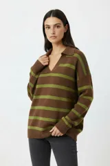 Sweater de tejido de punto con diseño de rayas horizontales en tonos marrón y verde, cuello polo con escote en V, manga larga y corte holgado.