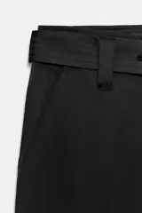 Pantalón cargo de tiro medio confeccionado en tejido satinado color beige, de corte recto y holgado. Cuenta con bolsillos laterales con solapa, bolsillos frontales y un cinturón integrado del mismo tejido con hebilla metálica.