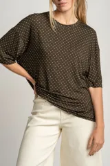 Remerón oversize color verde militar con estampado de lunares blancos, de mangas cortas y cuello redondo.