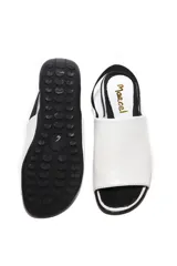 Sandalia blanca con elástico trasero negro.