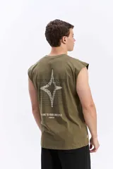 Musculosa oversize de algodón color verde militar, con cuello redondo y diseño estampado en la espalda.