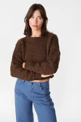 Sweater crop de tejido de punto color chocolate, con cuello redondo y diseño de rombos en relieve. Presenta puños y ruedo acanalados.
