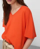 Camiseta de algodón con corte evasé, escote en V y manga japonesa sobre el codo.