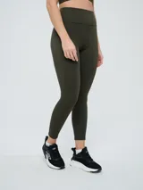 Calza deportiva larga Umbro para mujer, de color verde militar, tiro alto y diseño ajustado.