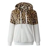 Buzo tipo canguro de polar, con diseño combinado en animal print de leopardo en la parte superior y color gris claro en la parte inferior. Cuenta con capucha, cordones ajustables y cierre frontal.