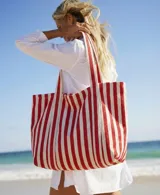 Cartera tipo tote bag confeccionada en tela resistente, con diseño de rayas verticales en tonos rojo y blanco, y asas dobles de hombro.