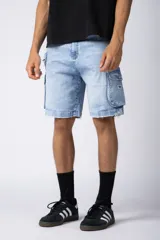 Bermuda cargo de jean en color celeste claro con efecto lavado. Presenta bolsillos laterales tipo cargo con solapa y ruedo desflecado.