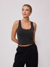 Musculosa de corte ajustado en tejido rib, color negro con efecto lavado. Presenta escote redondo y pequeño parche con logo en el ruedo.