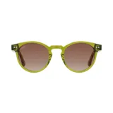 Lentes de sol con armazón de acetato en color verde traslúcido y cristales degradados en tono marrón. Presentan un diseño de estilo clásico con puente tipo cerradura y detalles metálicos en las bisagras.