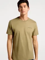 Camiseta blanca de algodón con cuello redondo y mangas cortas. Estampa rectangular con borde negro que contiene la frase "NATURAL ATMOSPHERE" en letras mayúsculas y una imagen de montañas y mar.