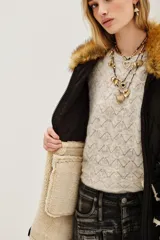 Campera negra de diseño híbrido con cuerpo acolchado en forma de rombos y mangas de textura lisa. Presenta un cuello de piel sintética desmontable en tono marrón y detalles de corderito en los puños y el ruedo. Incluye cierre frontal y cordones ajustables en la cintura.